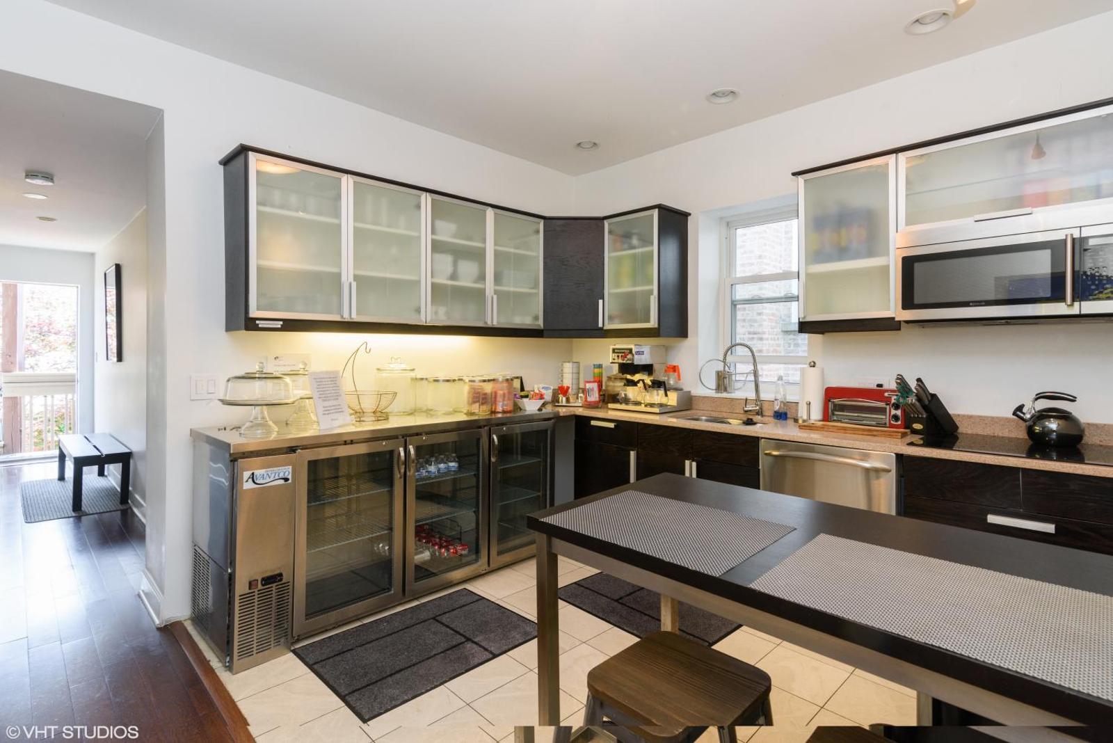House 5863- Chicago's Premier Bed and Breakfast Main image 1